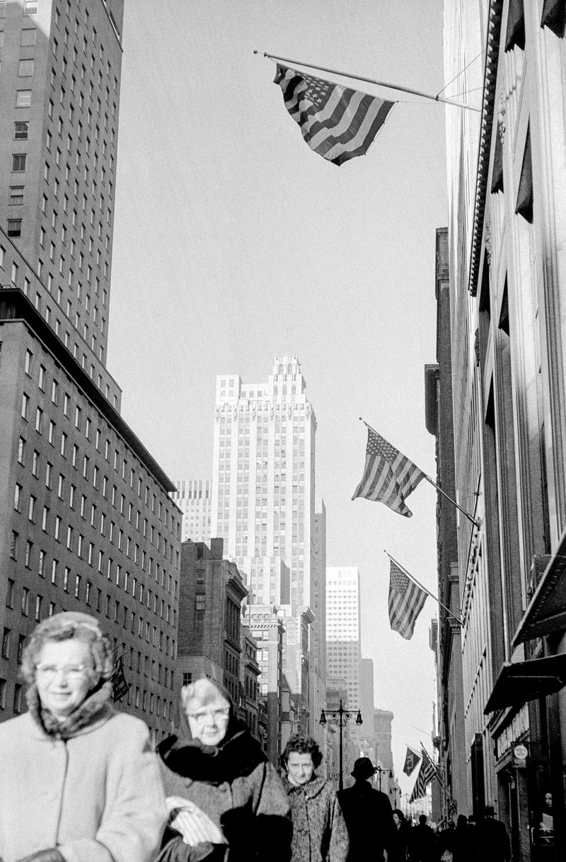 USA. NEW YORK. Manhattan. New Yorkers and the American flag. Fifth Avenue. 1962