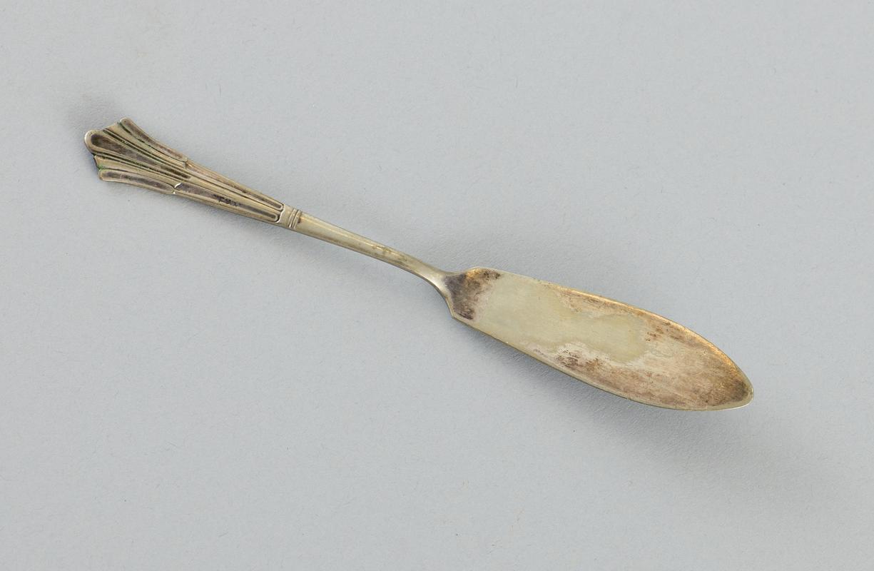 Silver fish knife (hallmarked on reverse).