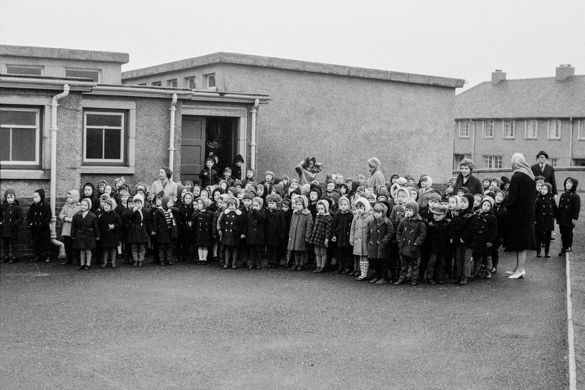 GB. SCOTLAND. Lerwick. The junior school turning out for a trip. 1967.
