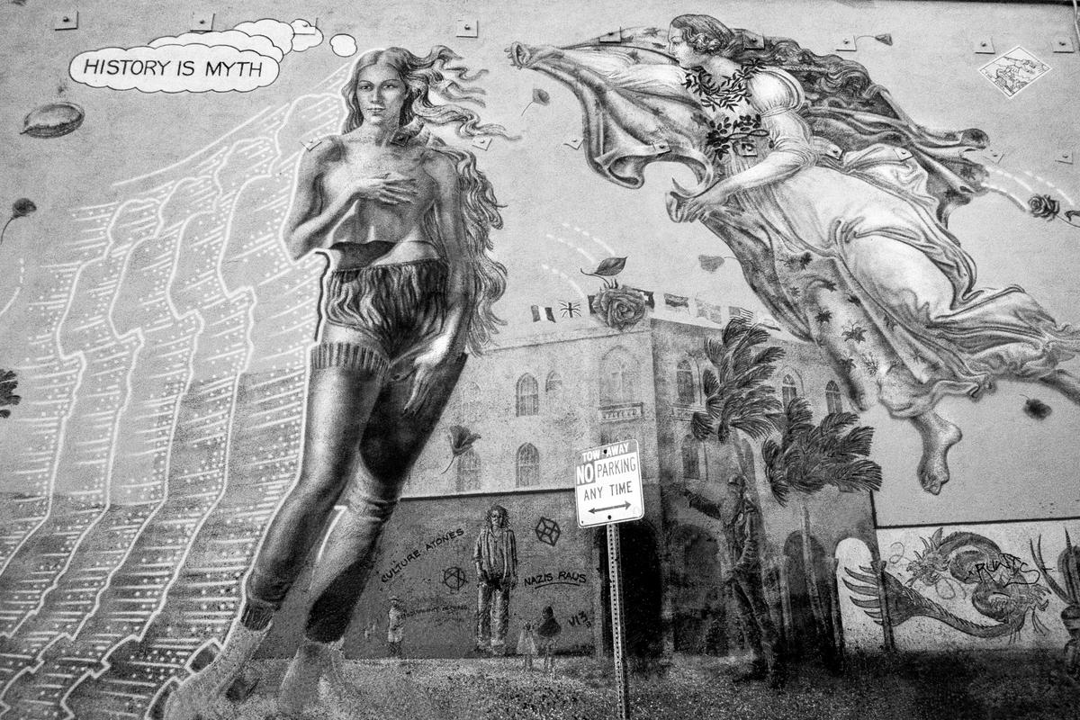 USA. CALIFORNIA. Santa Monica beach front mural. 2002.