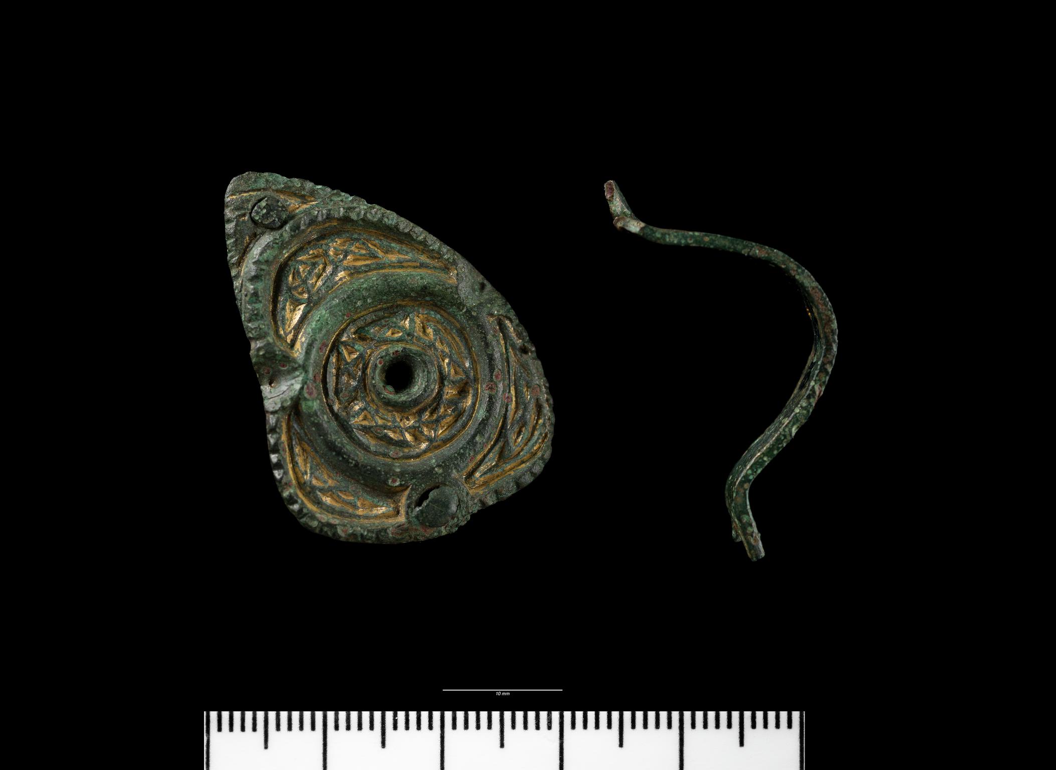 Early Medieval copper alloy pseudo penannular brooch