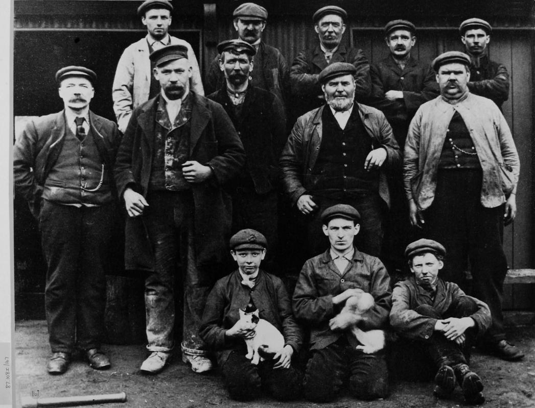 Group of 13 workmen with 2 cats