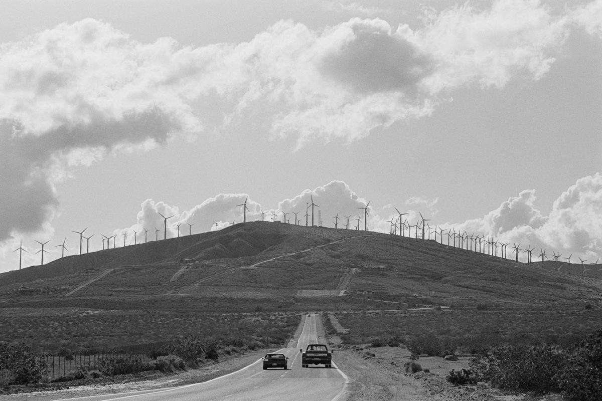 USA. CALIFORNIA. San Gorgonio Mountain Pass. 4000 wind turbines produce enough electricity annually to serve Palm Springs, Cathedral City, Palm Desert and the entire Coachella Valley. The windmills were built in 1982 and effective due to the continuous high wind speeds in the pass. 1991.