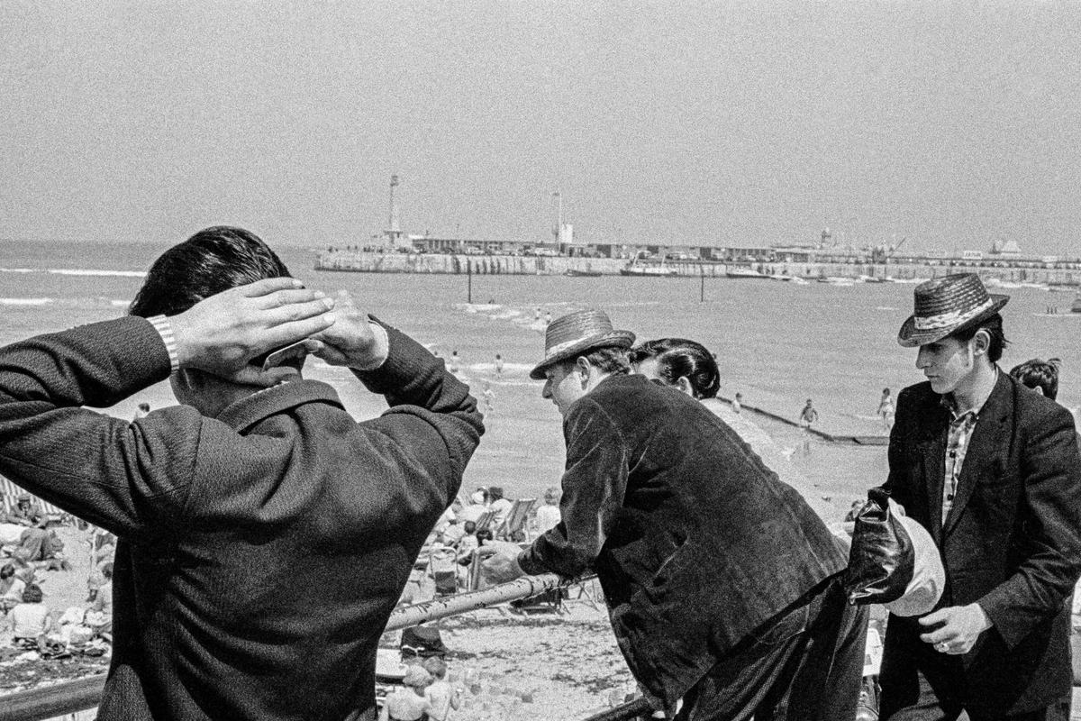 GB. ENGLAND. Herne Bay. Youth on the promenade. Appearance is all important. 1963.