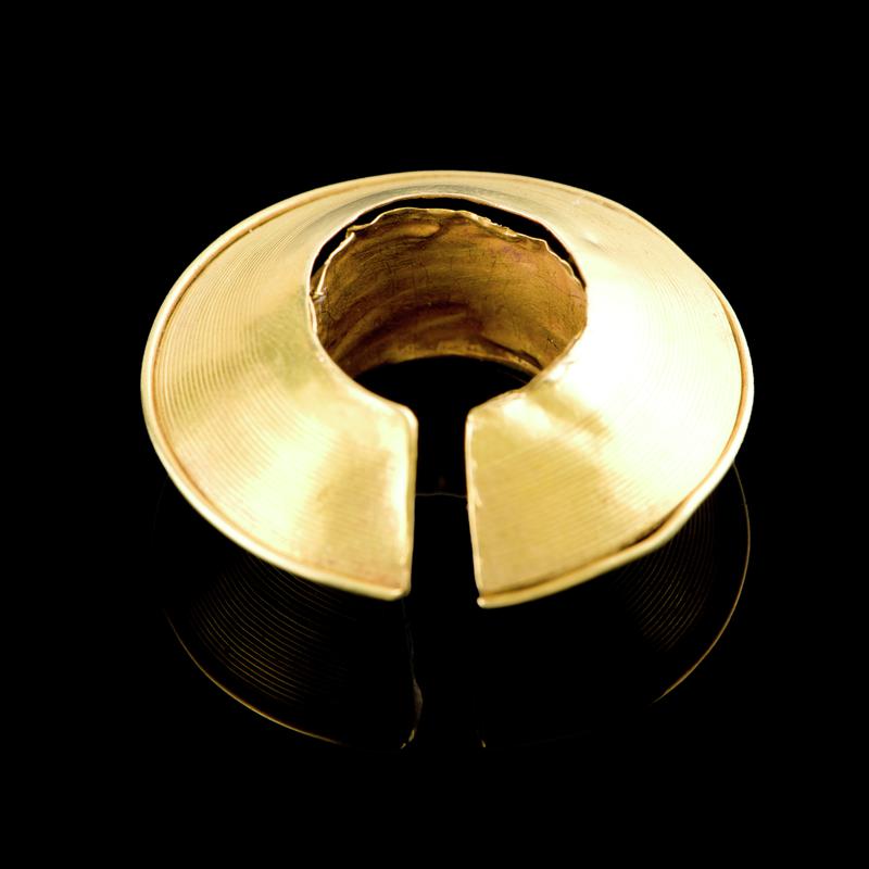 Late Bronze Age gold penannular lock ring