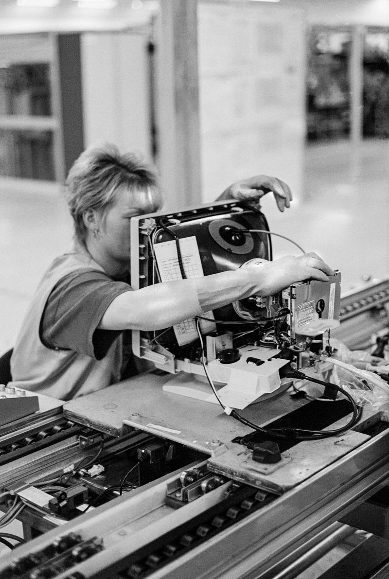 GB. WALES. Pencoed. Bridgend Sony factory. Working on a TV. 1998.
