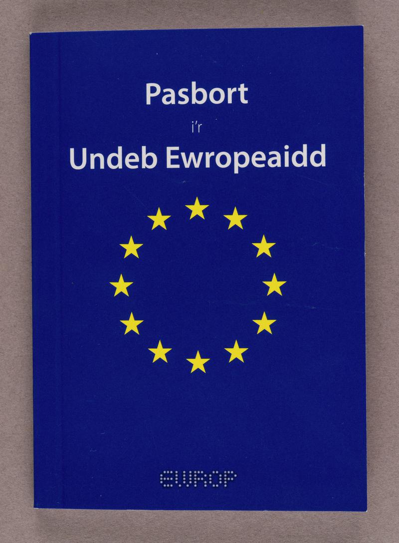 &#039;Pasbort i&#039;r Undeb Ewropeaidd&#039; Welsh language booklet, with folded paper insert.