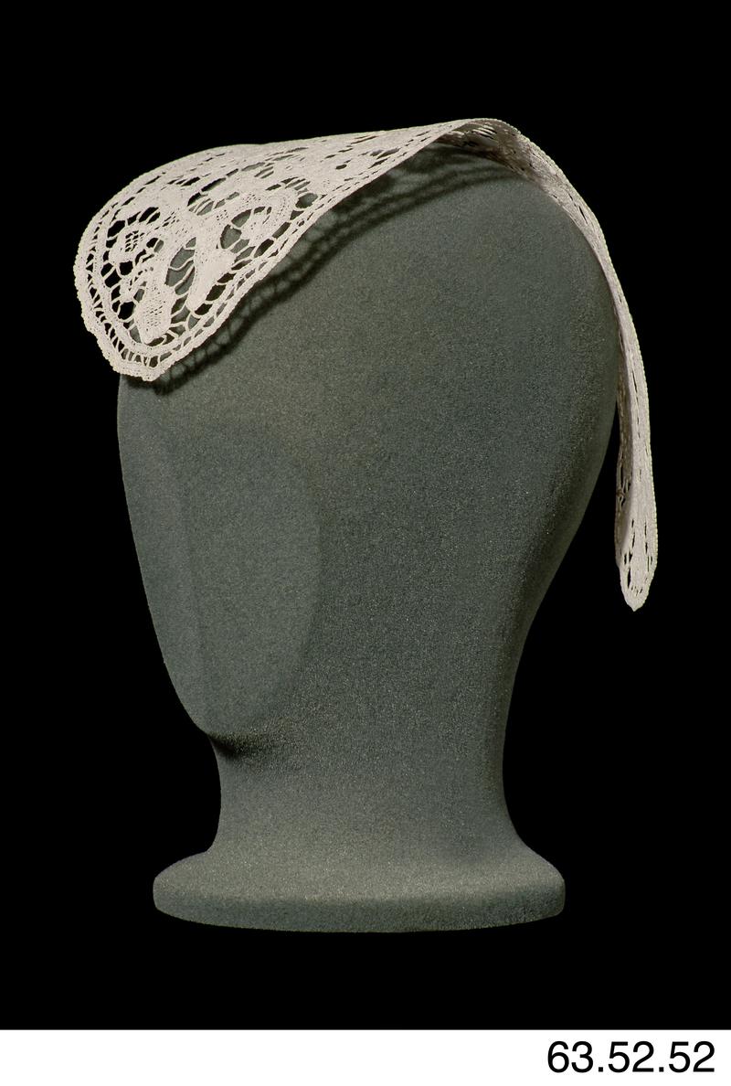 Women&#039;s cap with lappets, lace. 19th century
