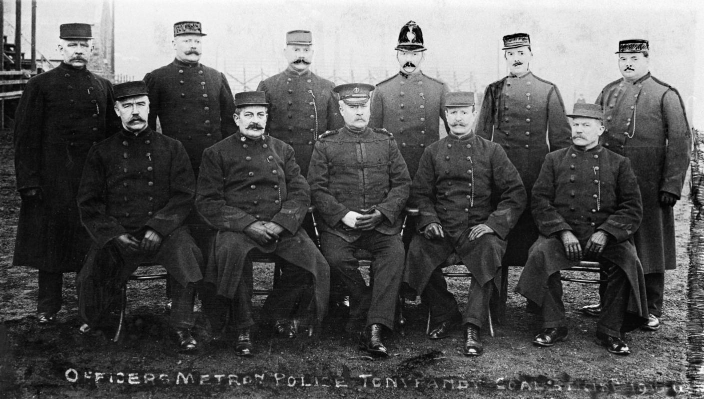 Cambrian Combine Strike, 1910-1911 : Officers of the Metropolitan Police sent to Tonypandy