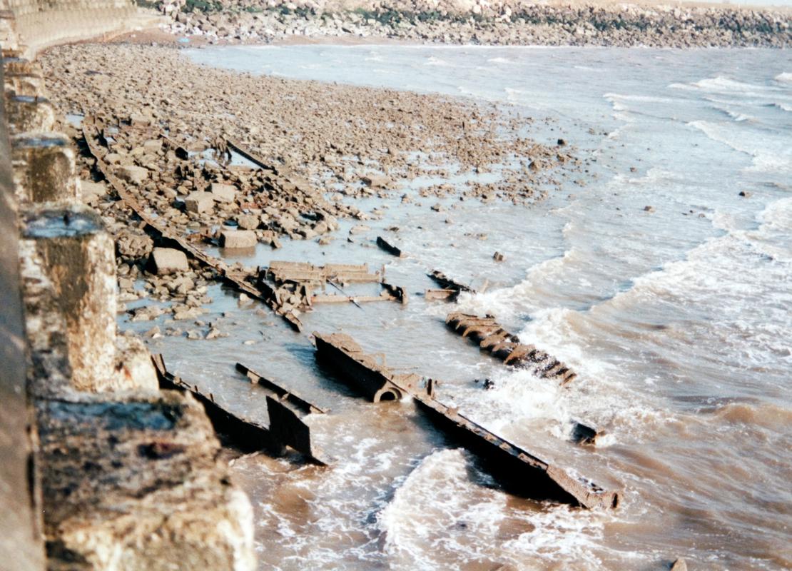 Steamer wreck at Swansea east pier