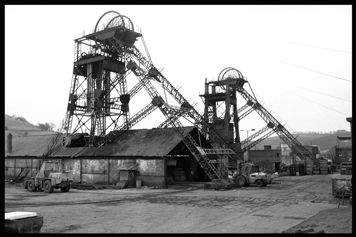 Surface view of both headgears at Coed Ely Colliery, 11th March 1986