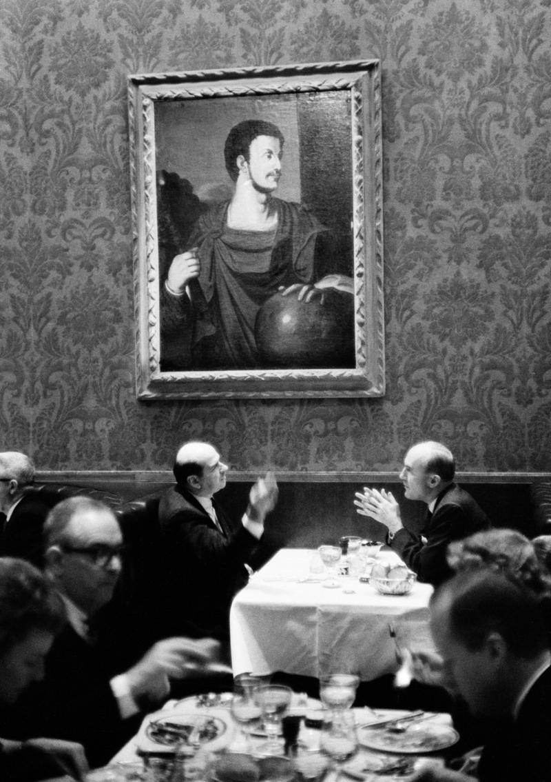 USA. NEW YORK. One of the most famous restaurants in New York, perhaps in the world,  the &#039;Forum&#039;, decorated with painting of Roman figures. It is full for lunch with the millionaire business men of the district. 1962.