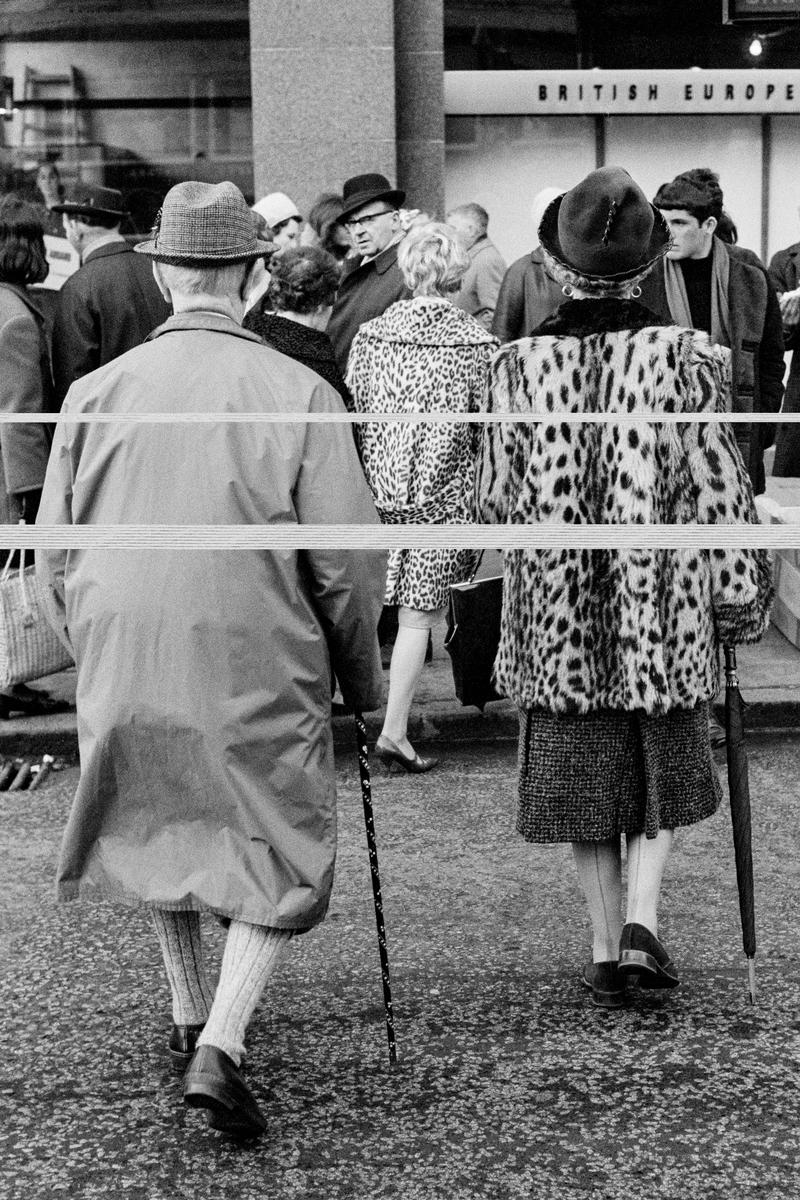 GB. SCOTLAND. Edinburgh. Crossing the most affluent street. 1967.
