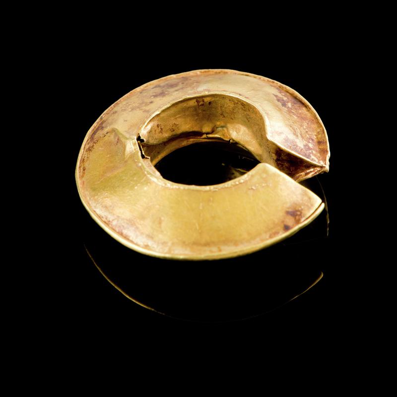 Late Bronze Age gold penannular lock ring (inner detail)