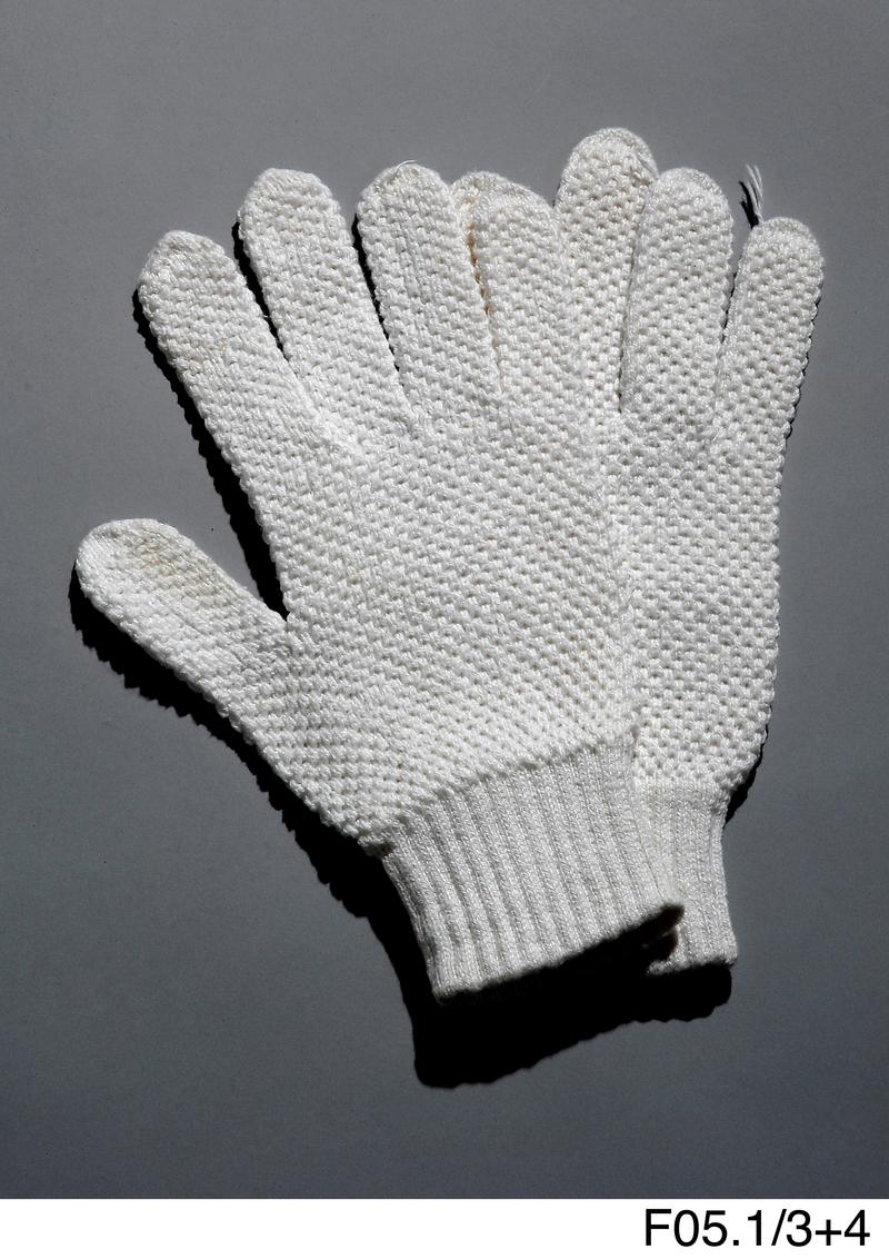 Pair of white knitted men&#039;s gloves