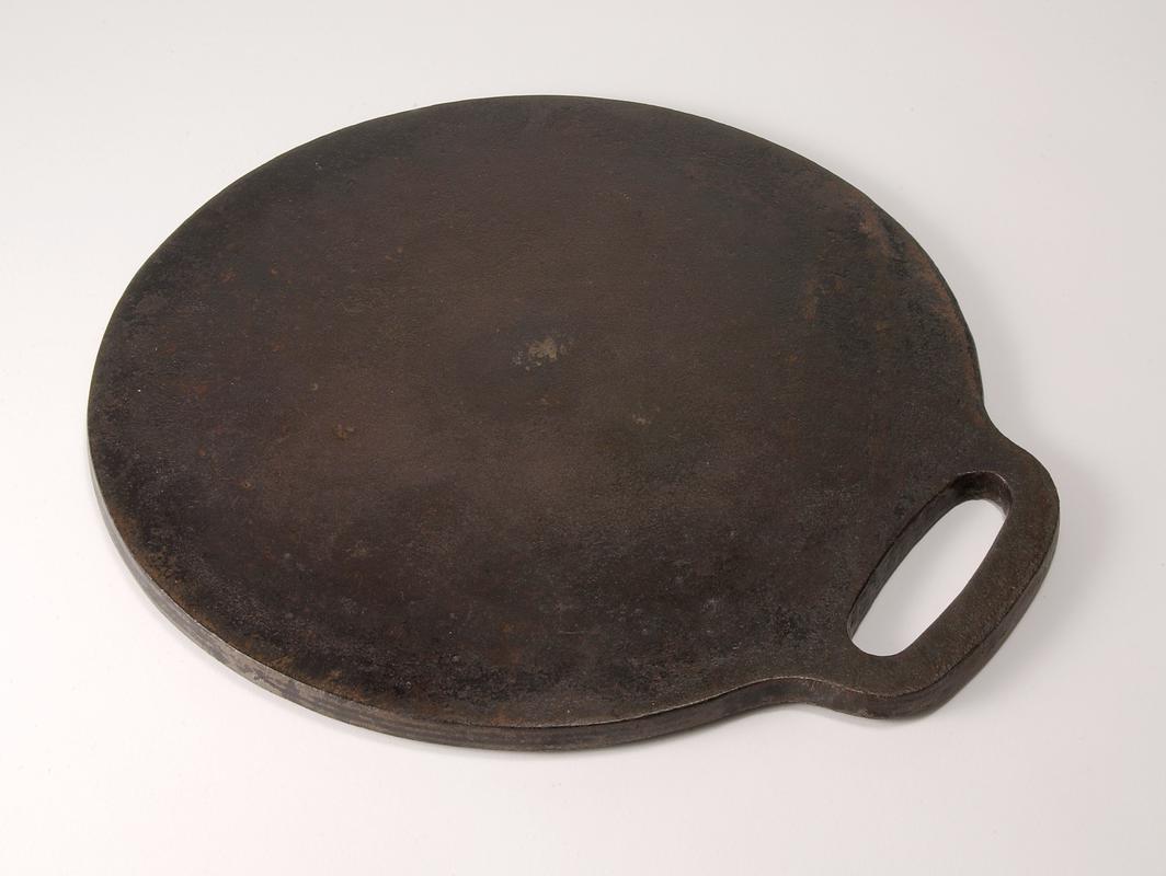 Cast iron bakestone or griddle