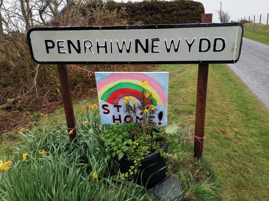 Signs encouraging people to stay at home, Penrhiwnewydd / Arwyddion yn annog pobl i aros gartref ym Mhenrhiwnewydd.