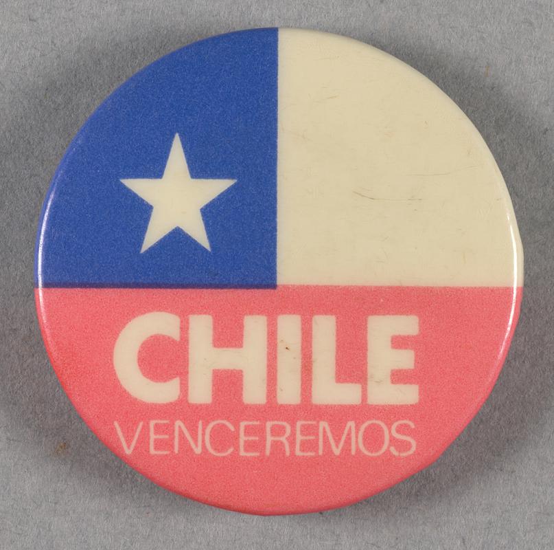 Badge with slogan &#039;CHILE VENCEREMOS&#039;.