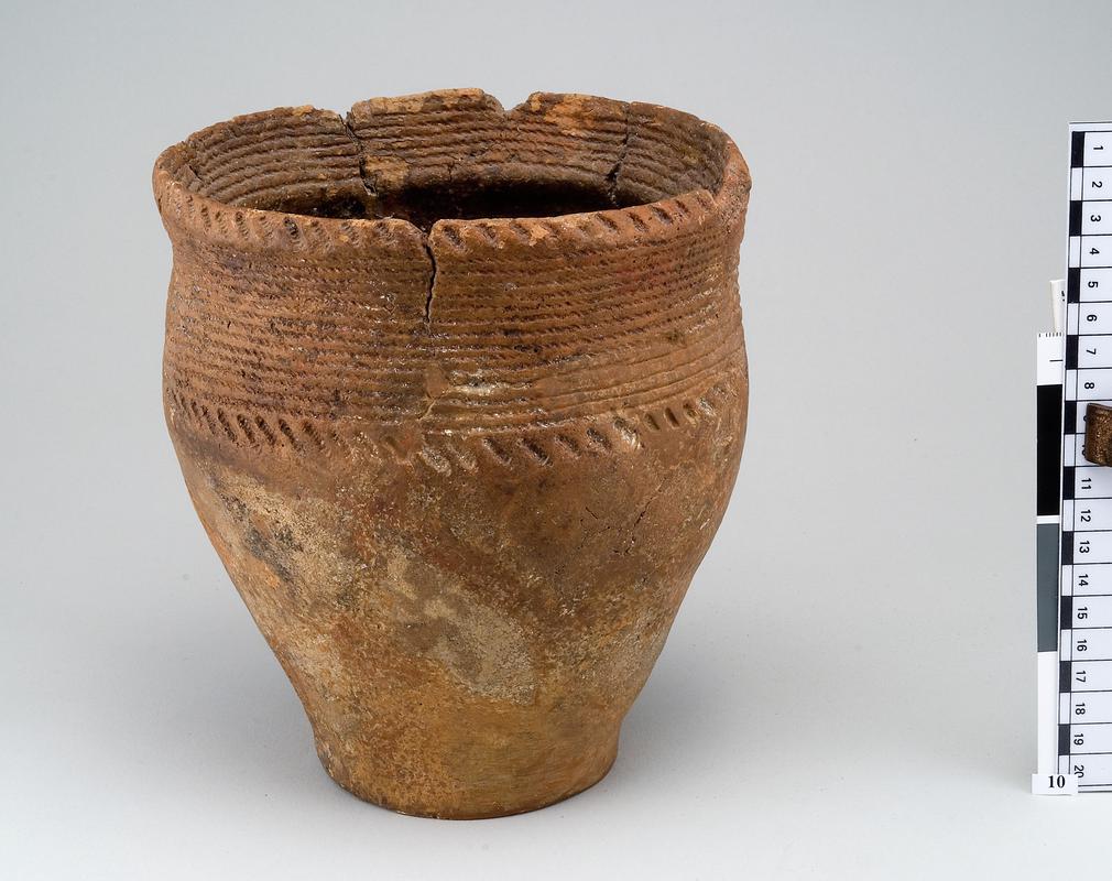 Early Bronze Age pottery food vessel urn