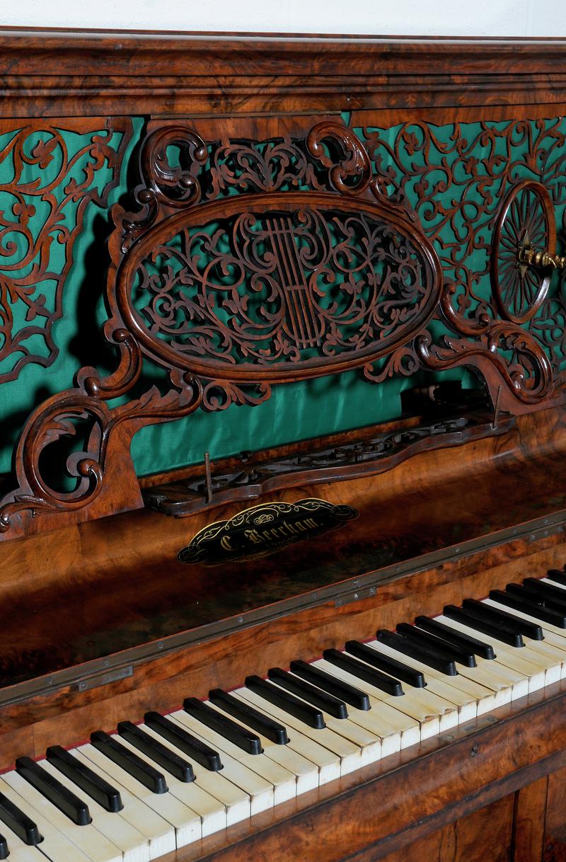 Piano, upright