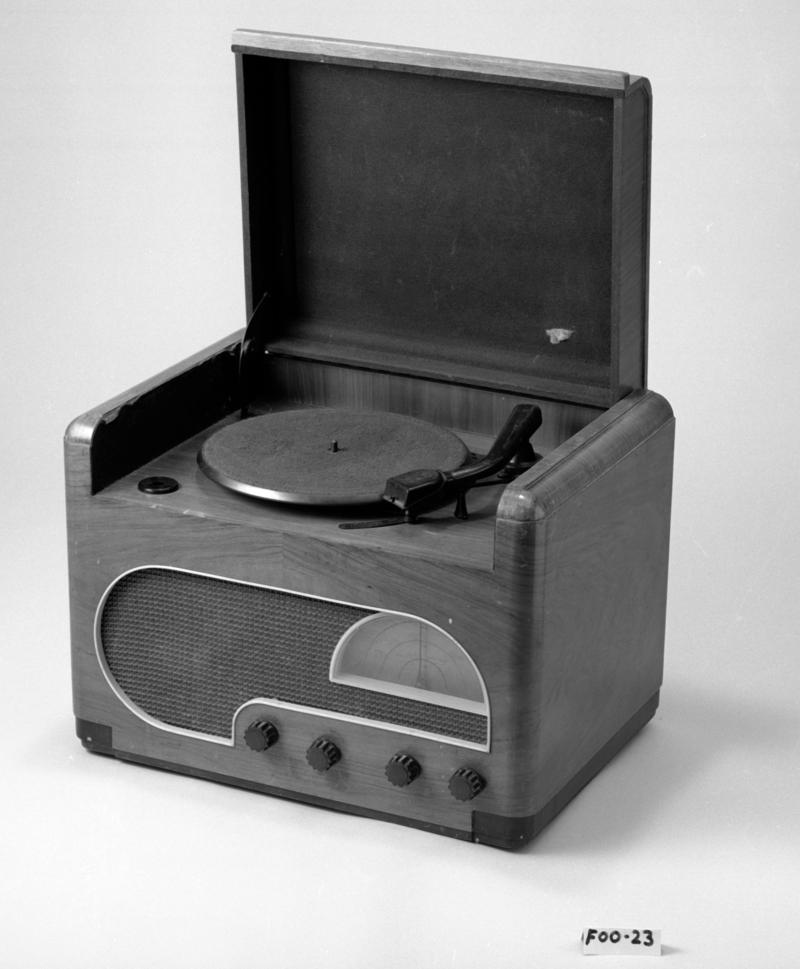 Photograph of tabletop Radiogram with gramaphone and radio/Ffotograff o RADIOGRAM sef table top gramophone &amp; radio