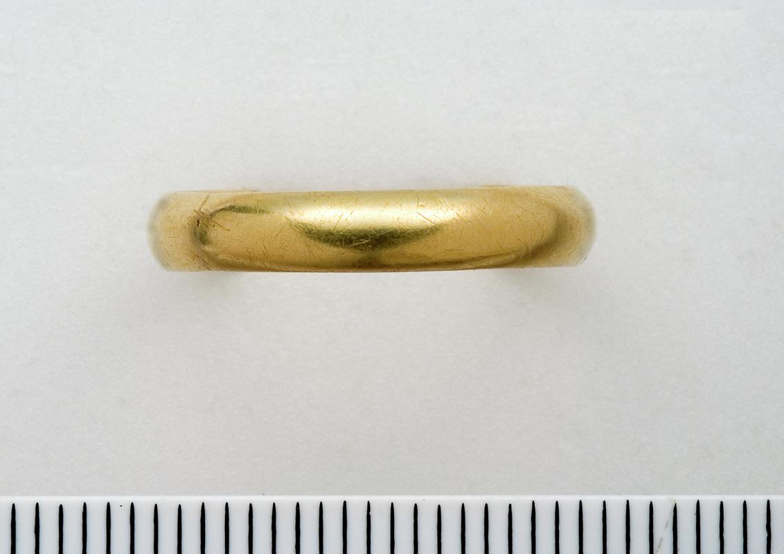 Medieval gold finger ring