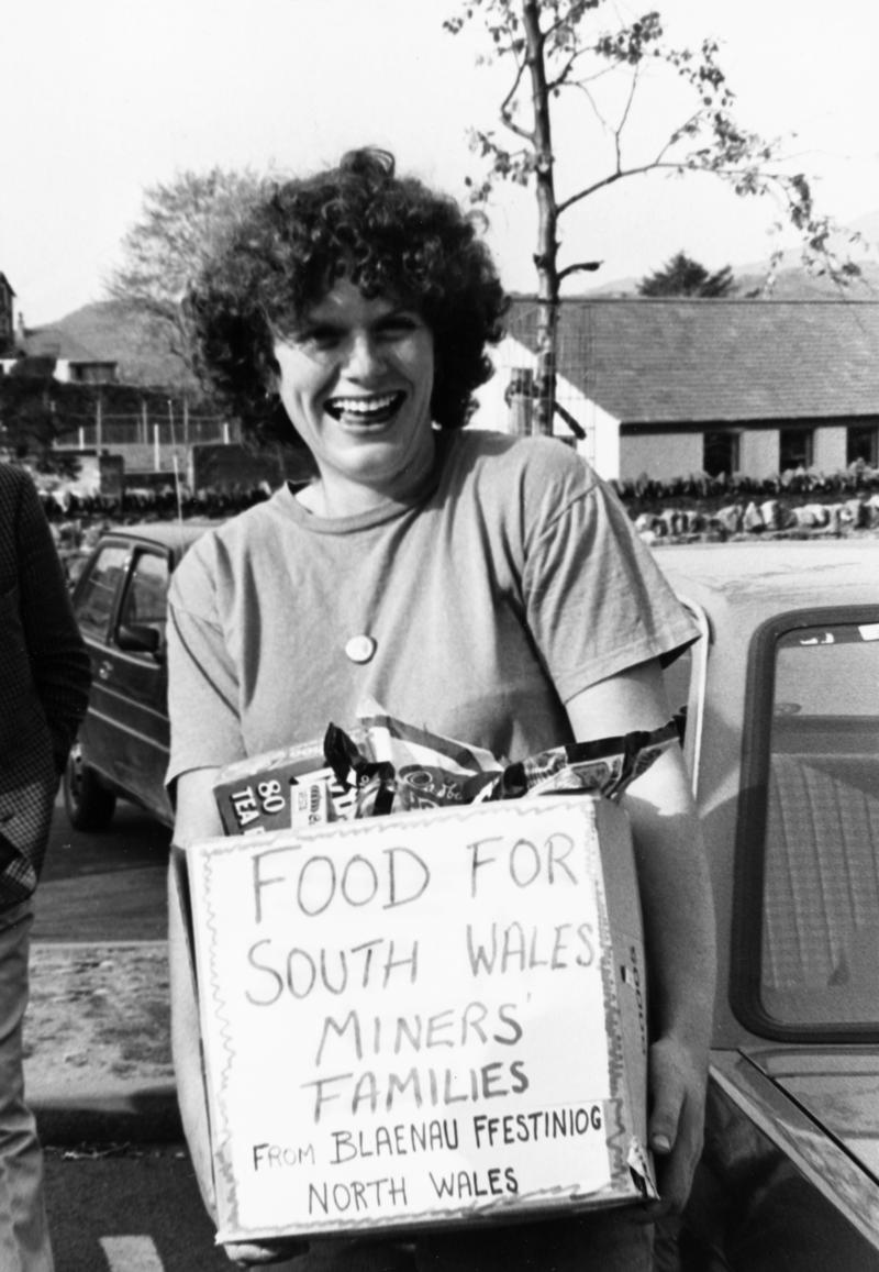Binny Jones, of Blaenau Ffestiniog, collecting food donations for Abernant Colliery NUM Lodge during the 1984/85 miners&#039; strike.