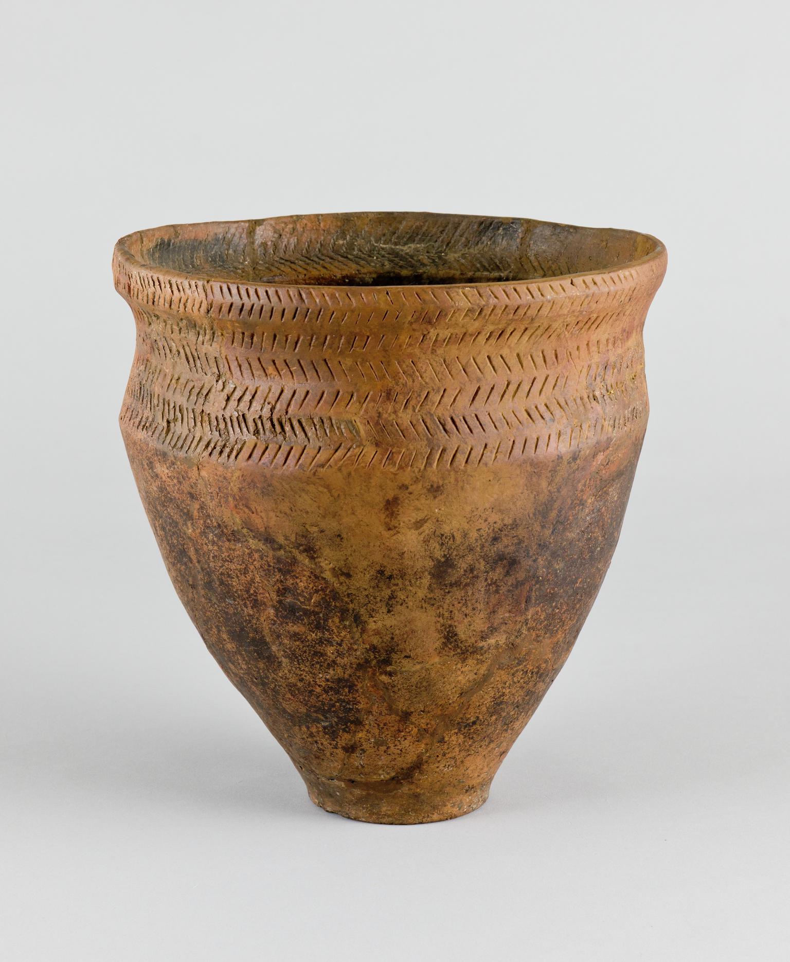Early Bronze Age pottery food vessel urn
