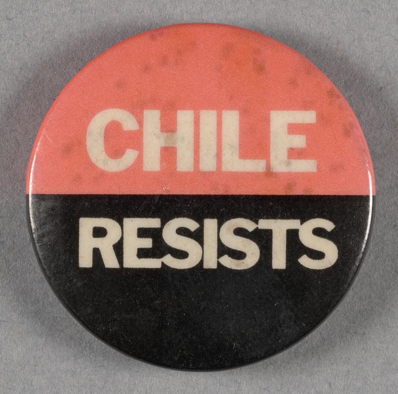 Badge with slogan &#039;CHILE RESISTS&#039;.