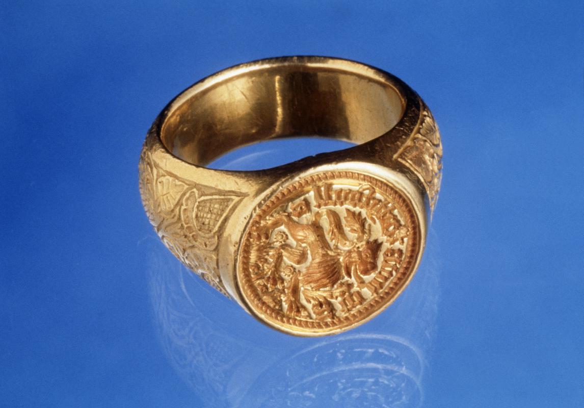 Medieval gold signet ring