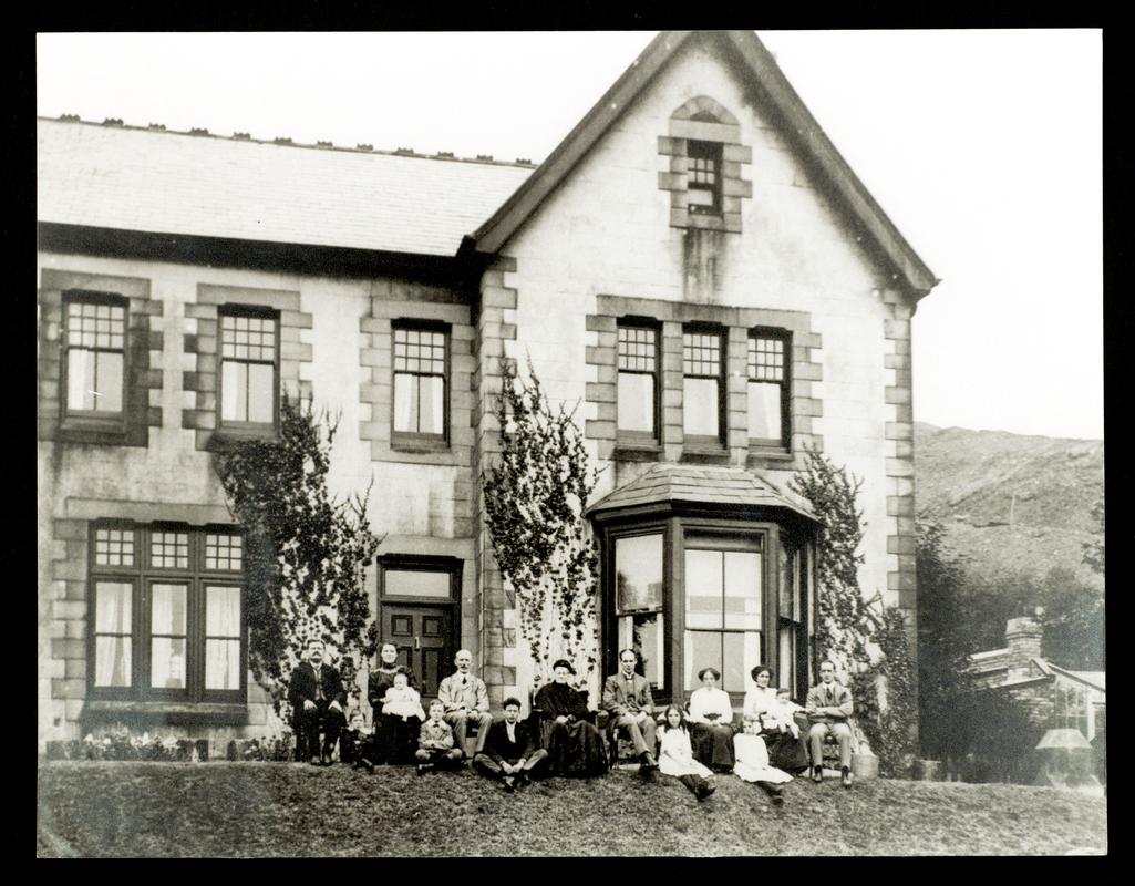 Albion House, Clifynydd with members of Evans family