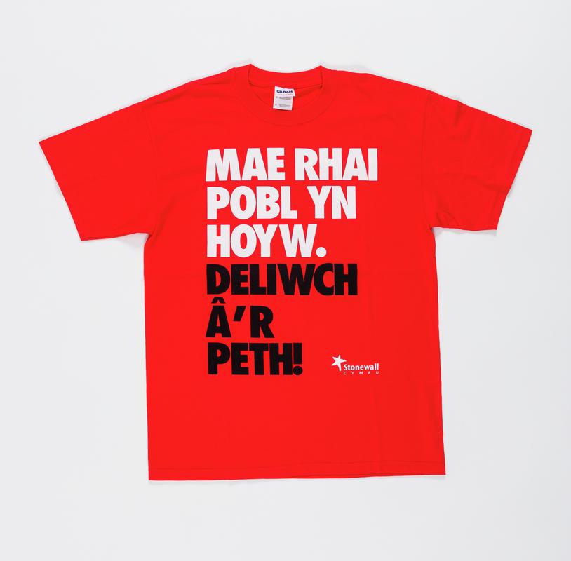 Red Stonewall Cymru t shirt &#039;Mae Rhai Pobl Yn Hoyw. Deliwch Â&#039;r Peth!&#039;.