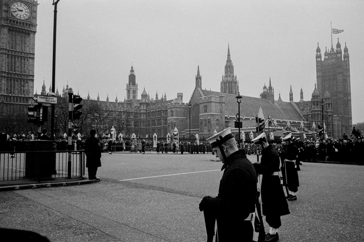 GB. ENGLAND. London. Winston CHURCHILL funeral. Early morning. 3 January 1965.