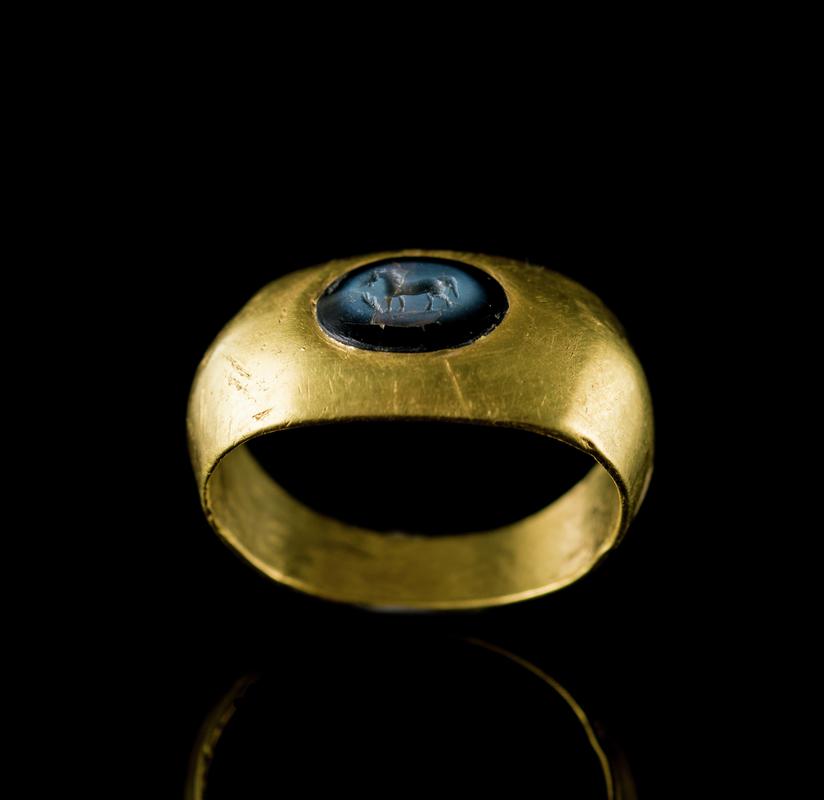 Roman gold finger ring with intaglio