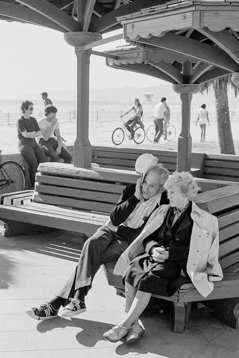 USA. CALIFORNIA. Santa Monica. Ocean Front Walk. A cross section of ages enjoy the sun. 1980.