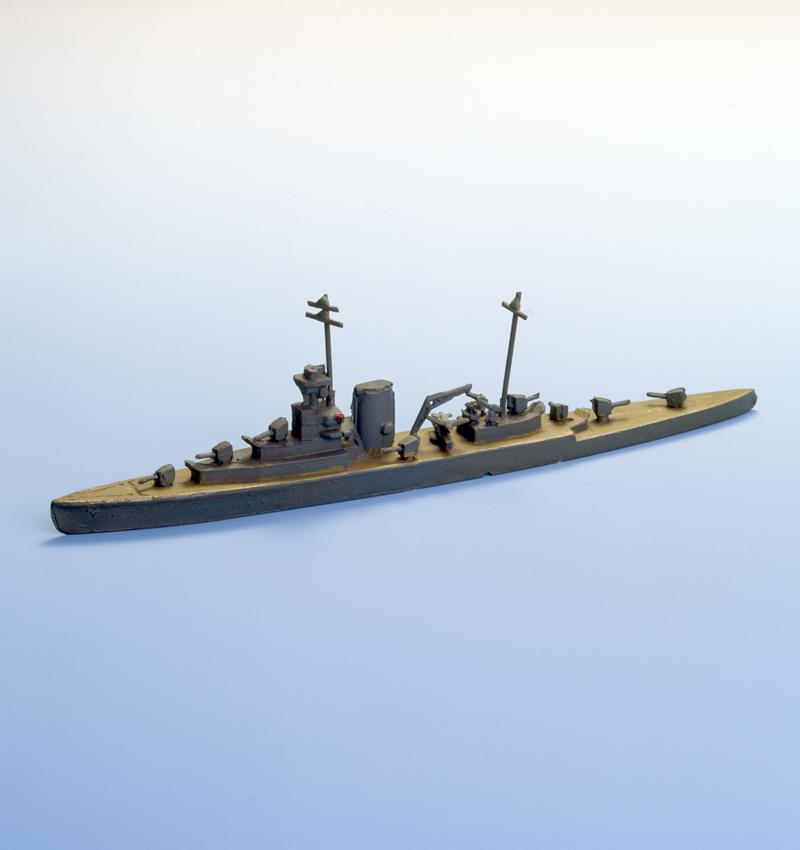 Die cast waterline model warship HMS EFFINGHAM. Made byTreMo.