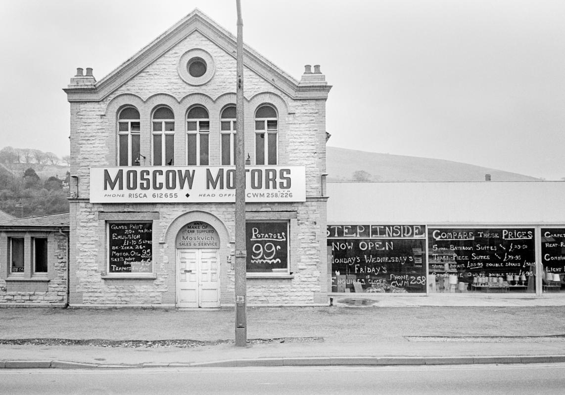 GB. WALES. Risca. A Chapel turned to another use. Moscow Motors. 1975.