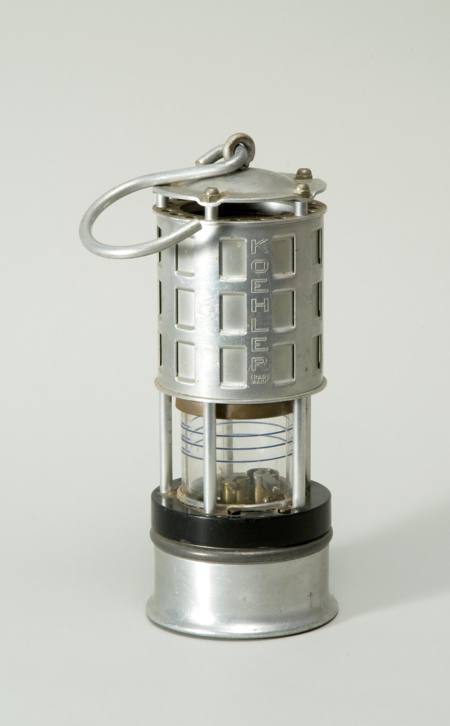 Bonneted flame safety lamp