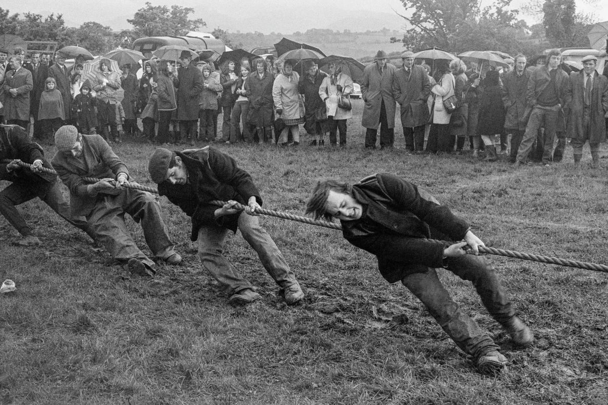 GB. WALES. Brecon. Tug of War at the Brecon YFC (Young Farmers Club) meeting. 1973.
