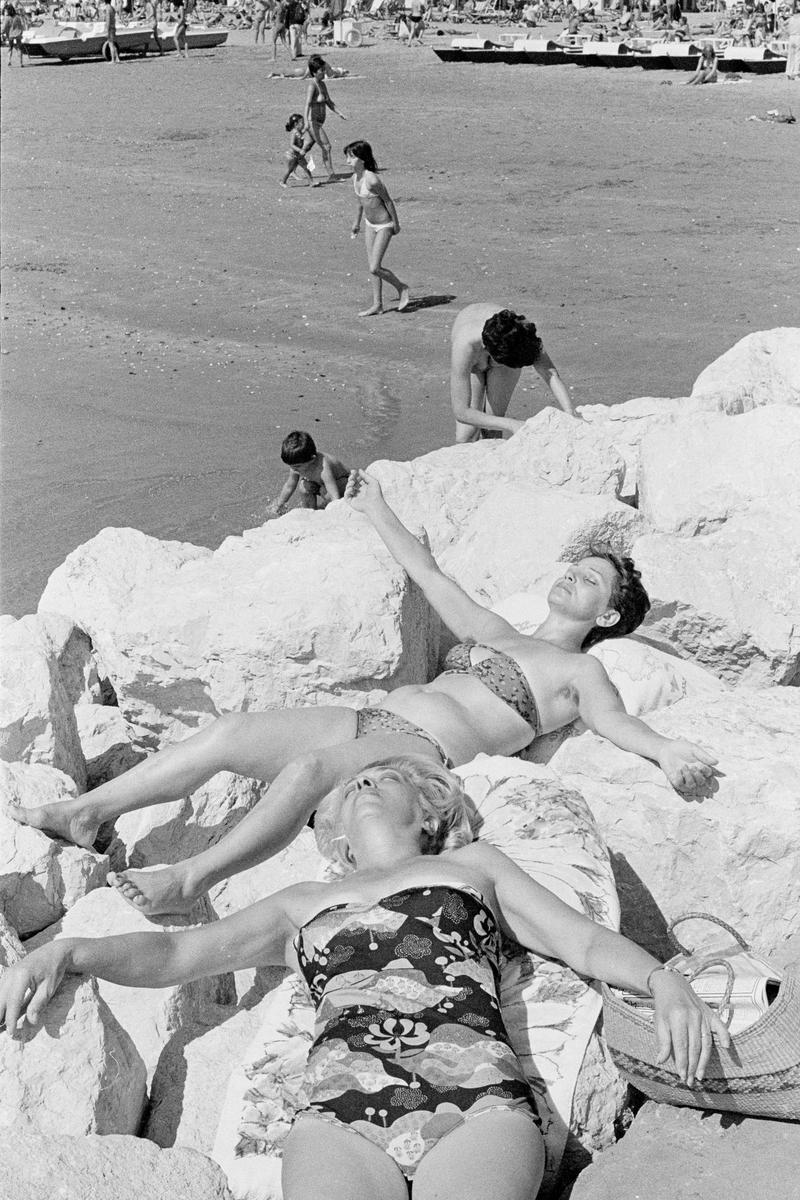 ITALY. Venice. Sunbathing on the
beach. 1999.