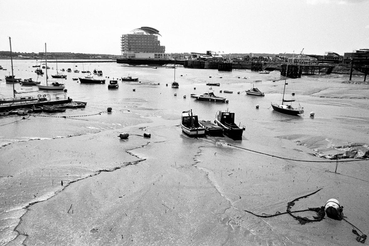 GB. WALES. Cardiff. Butetown (once called Tiger Bay). Golden patina on the polluted mud flats of the Bay before the Barrage construction. 1999.
