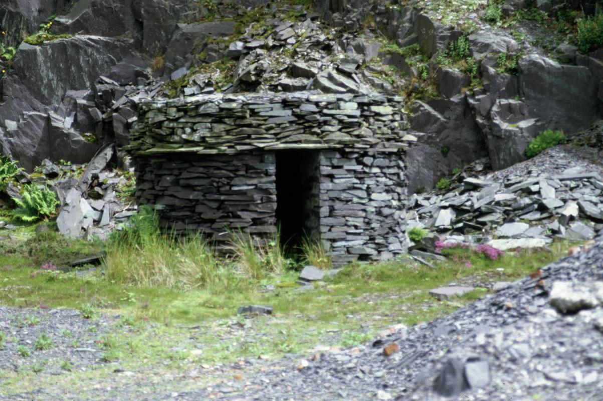 Caban mochal ffiar  hut for sheltering during explosions