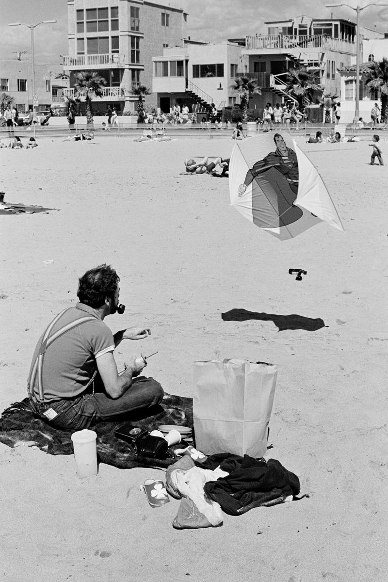 USA. CALIFORNIA. Santa Monica. Kite flying on the beach. 1980.