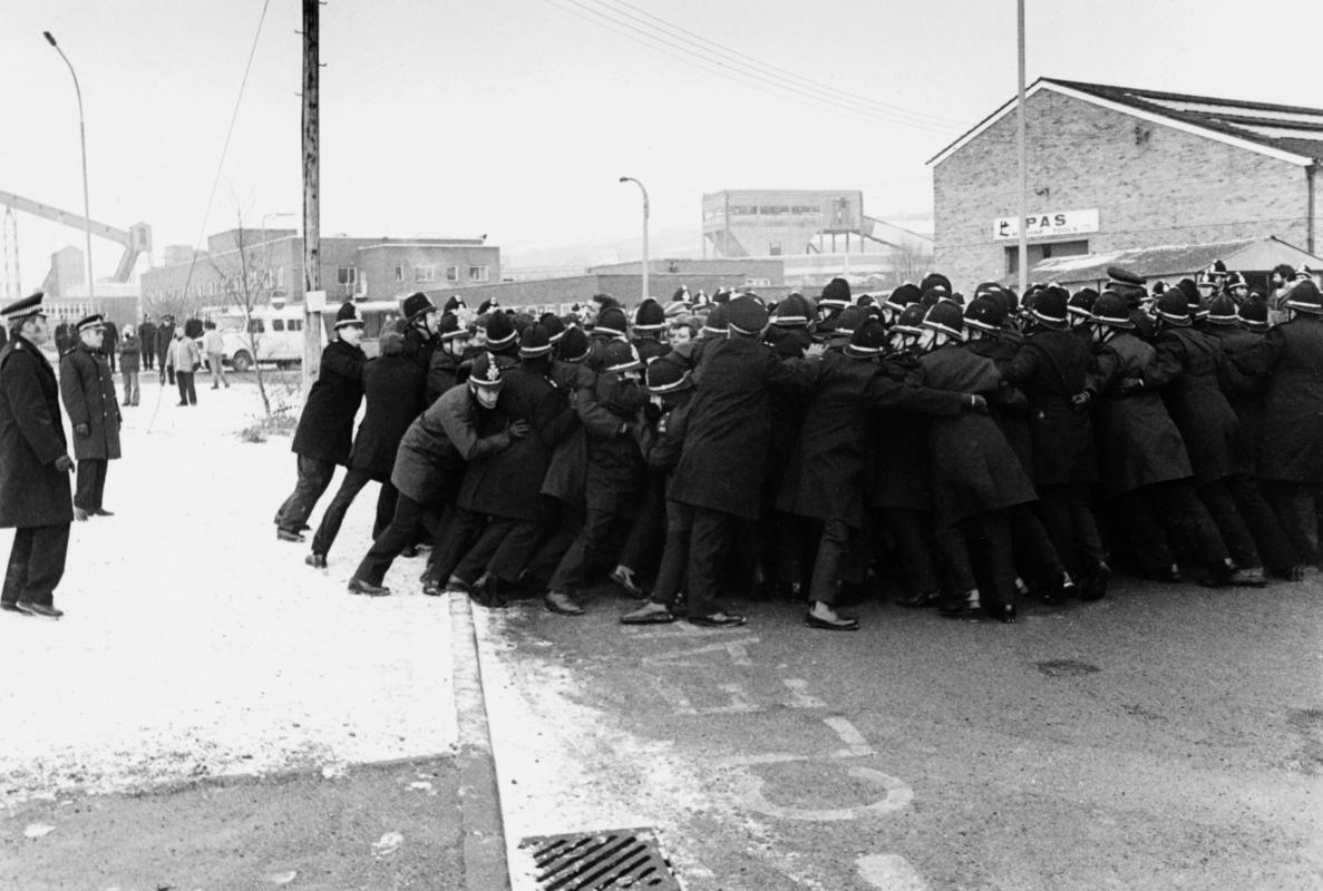 1984 strike  : Police at Nantgarw Colliery entrance