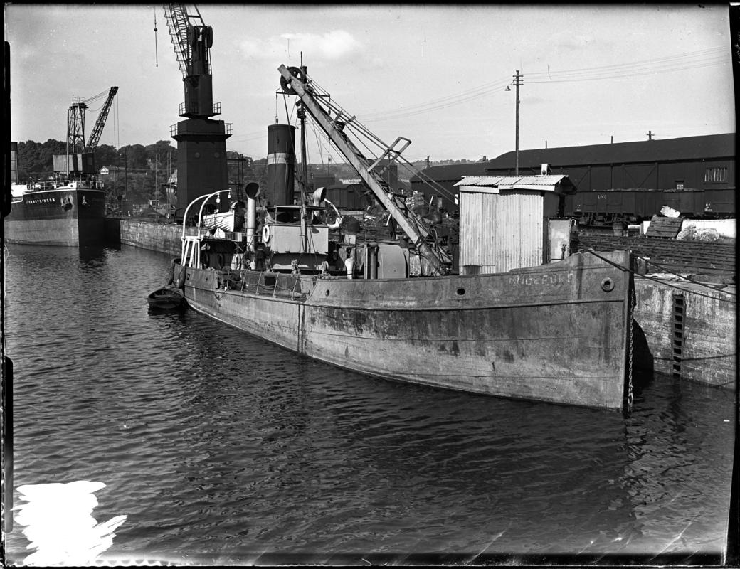 Grab dredger MUDEFORD at Penarth Dock