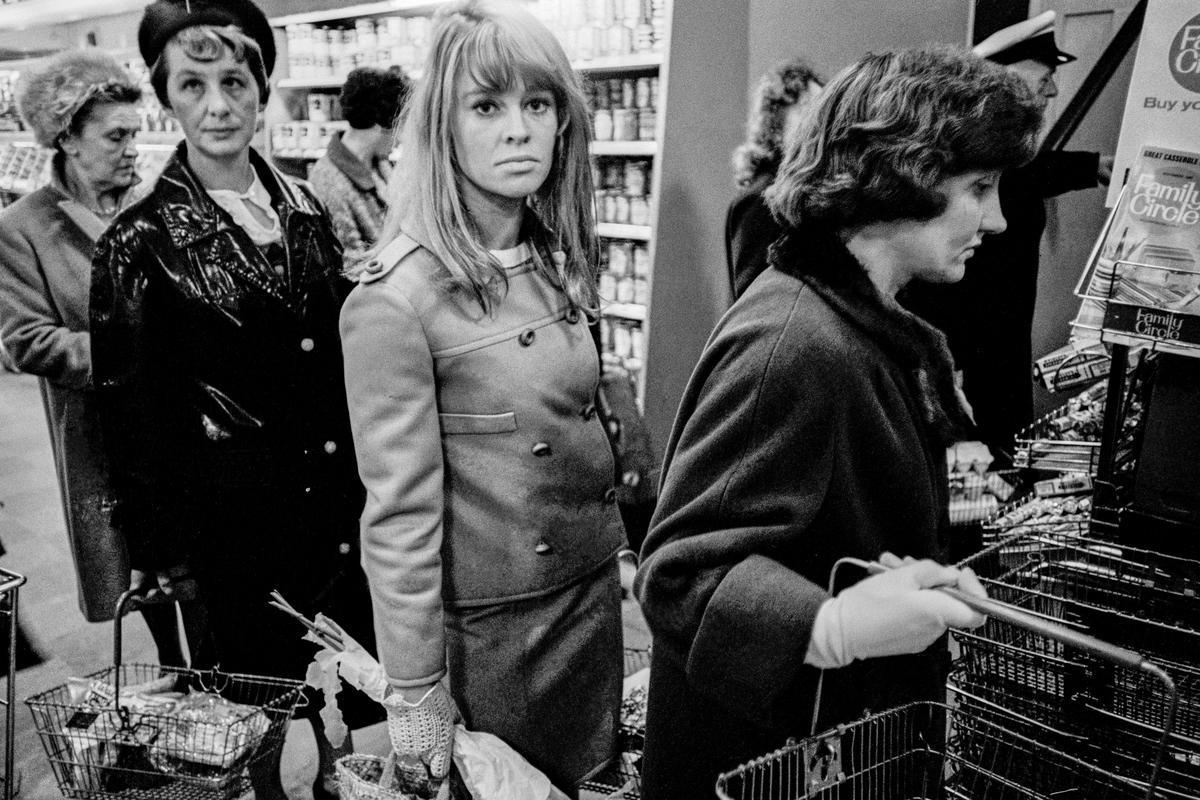 GB. ENGLAND. London. Actress Julie shopping in her local store. 1965.