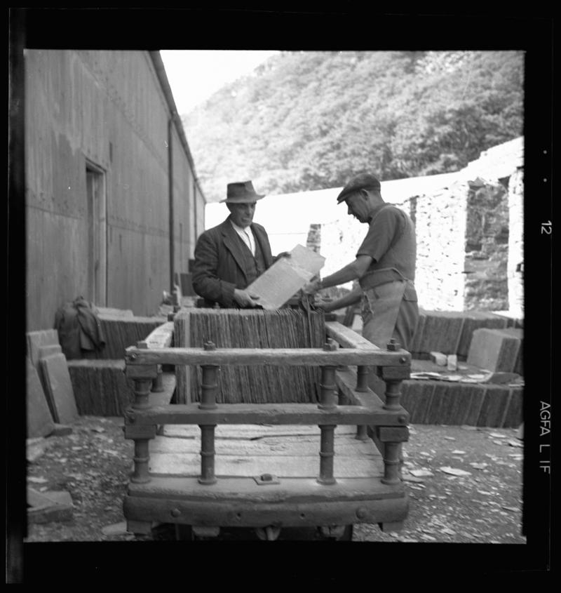 Roofing slates being loaded into wagons to be transported to the slate quay, Dinorwig Quarry, early 1960s.



Image shows the slate loader, &#039;llwythwr&#039;, and the inspector, &#039;marciwr cerrig&#039;.