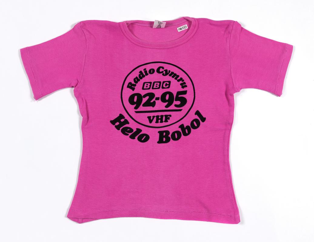 Shocking pink knitted cotton t-shirt promoting the BBC Radio Cymru programme &#039;Helo Bobol&#039;.