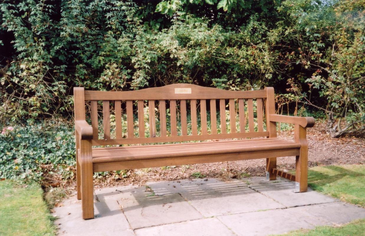 Memorial bench to Bill &amp; Nell Terrell in Roath Park