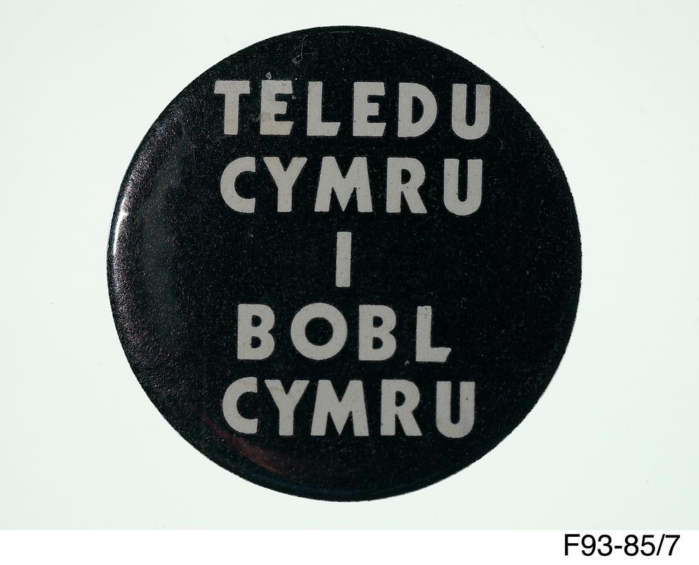 Badge &#039;Teledu Cymru i Bobl Cymru&#039;